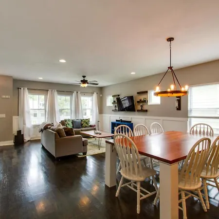 Gorgeous Downtown Pad 3 Bedroom 2.5 Bath Large Patio